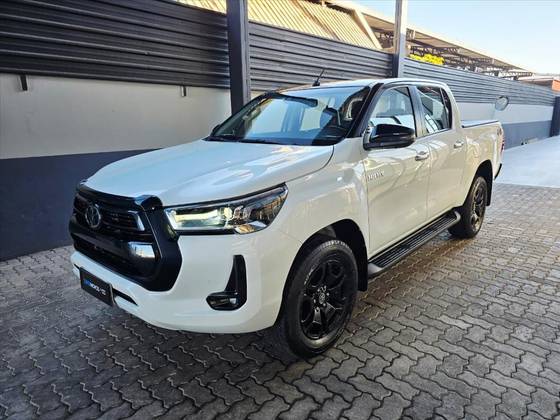TOYOTA HILUX 2.8 D-4D TURBO DIESEL CD SRX 4X4 AUTOMÁTICO TOYOTA HILUX 2.8 D-4D TURBO DIESEL CD SRX 4X4 AUTOMÁTICO